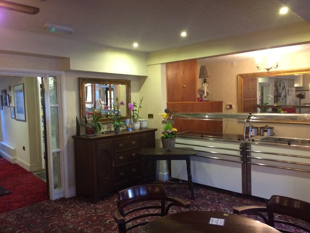 Half Moon Hotel Alford  Екстериор снимка