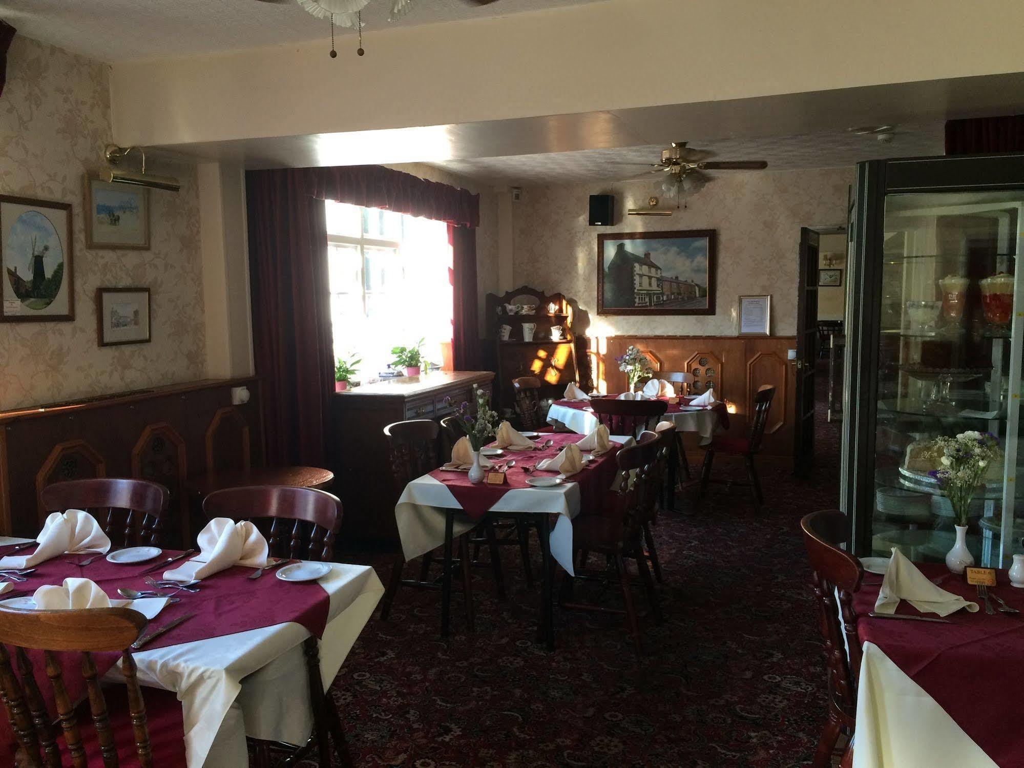 Half Moon Hotel Alford  Екстериор снимка