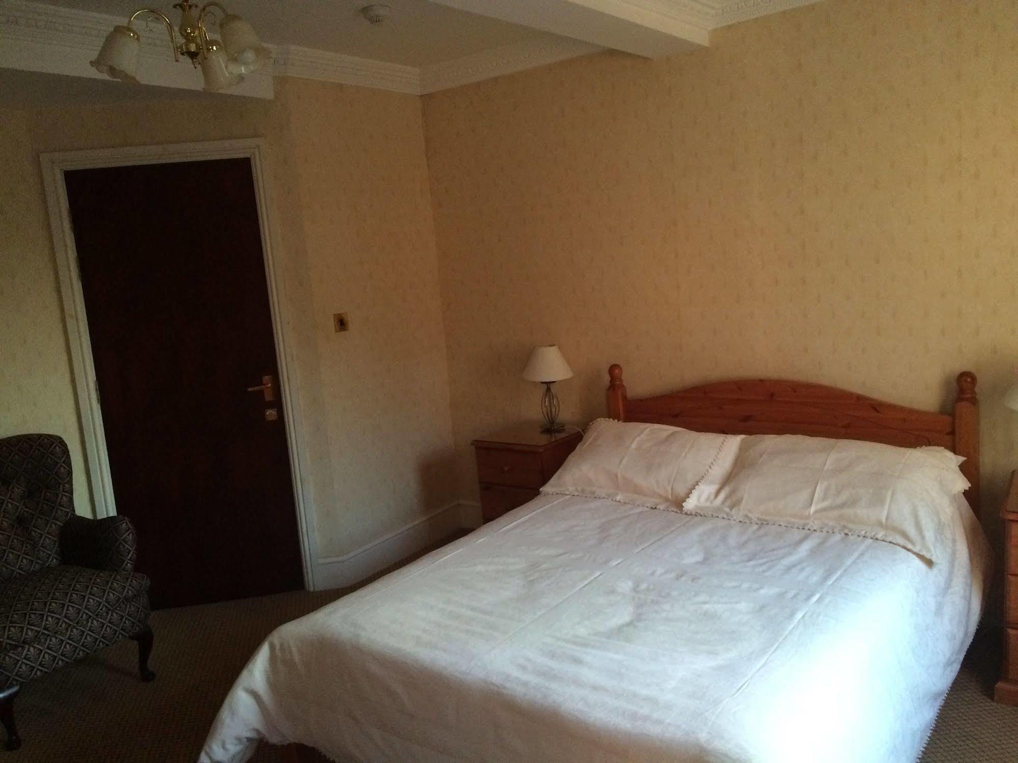 Half Moon Hotel Alford  Екстериор снимка
