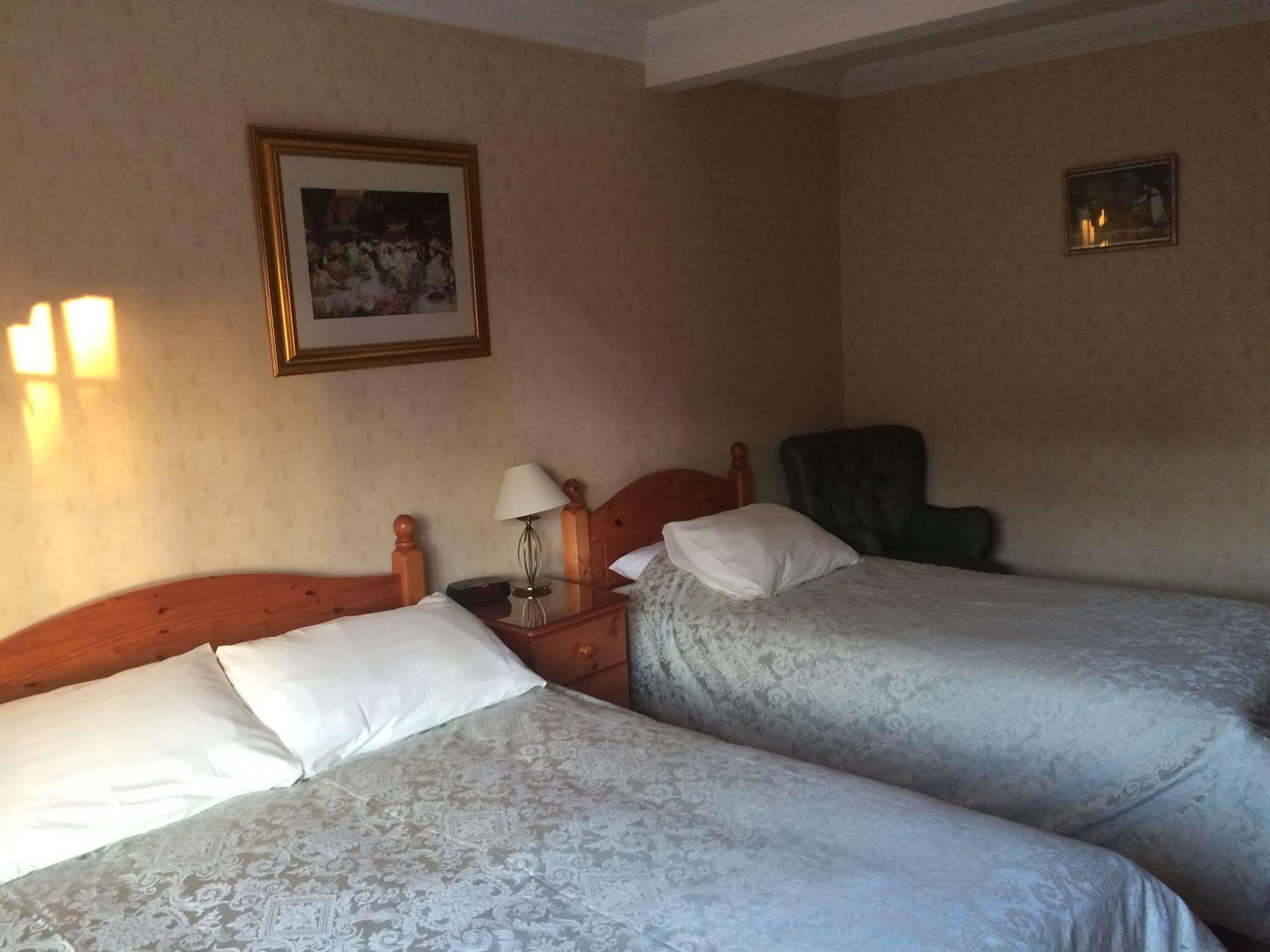 Half Moon Hotel Alford  Екстериор снимка