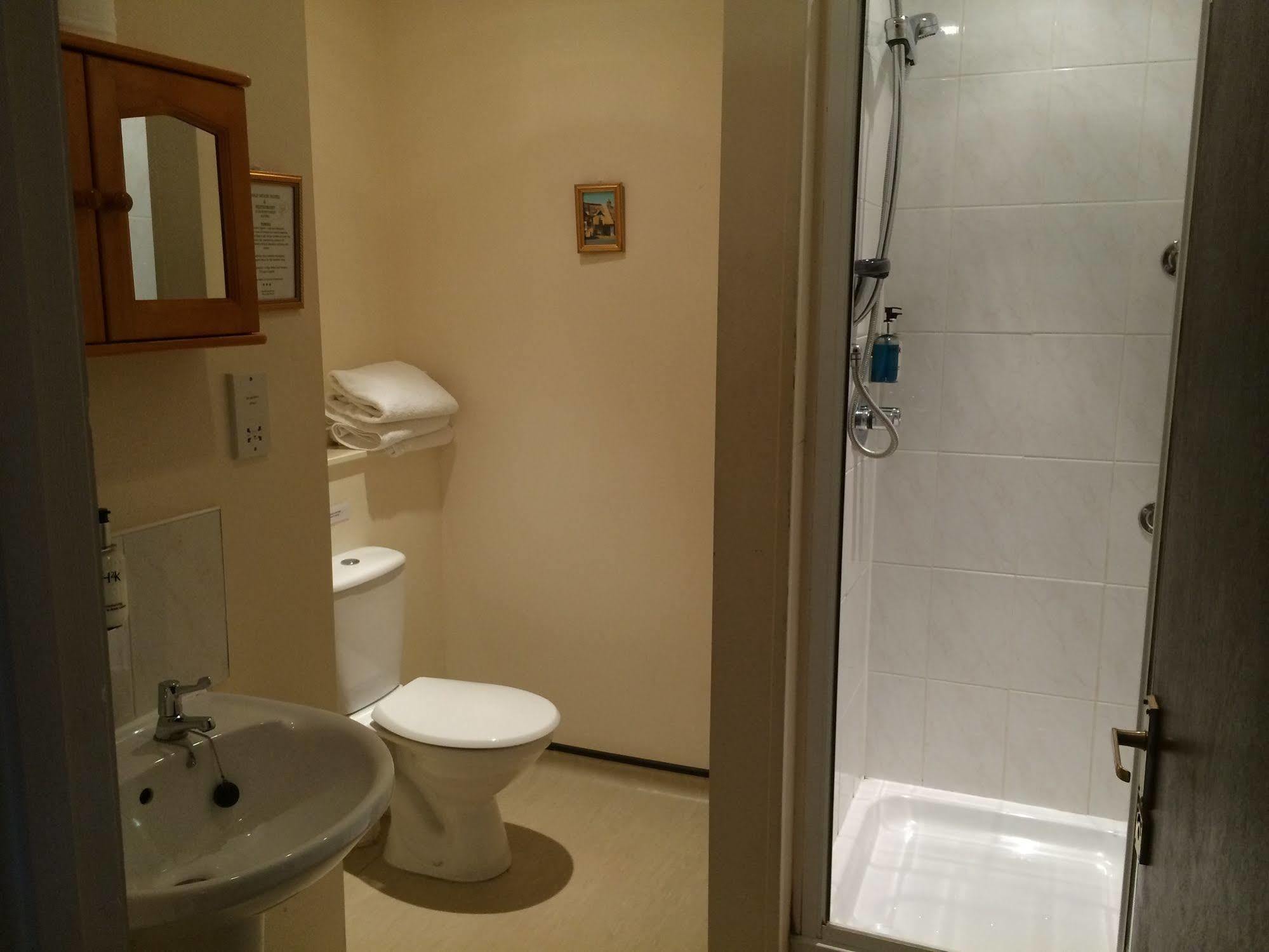 Half Moon Hotel Alford  Екстериор снимка
