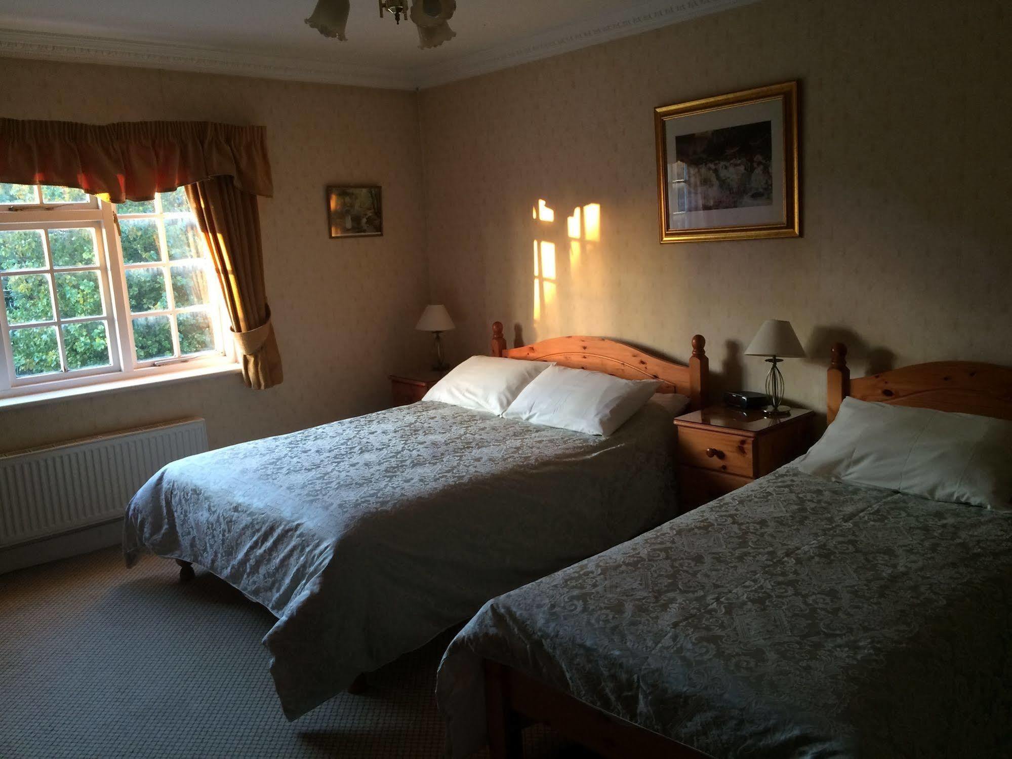 Half Moon Hotel Alford  Екстериор снимка