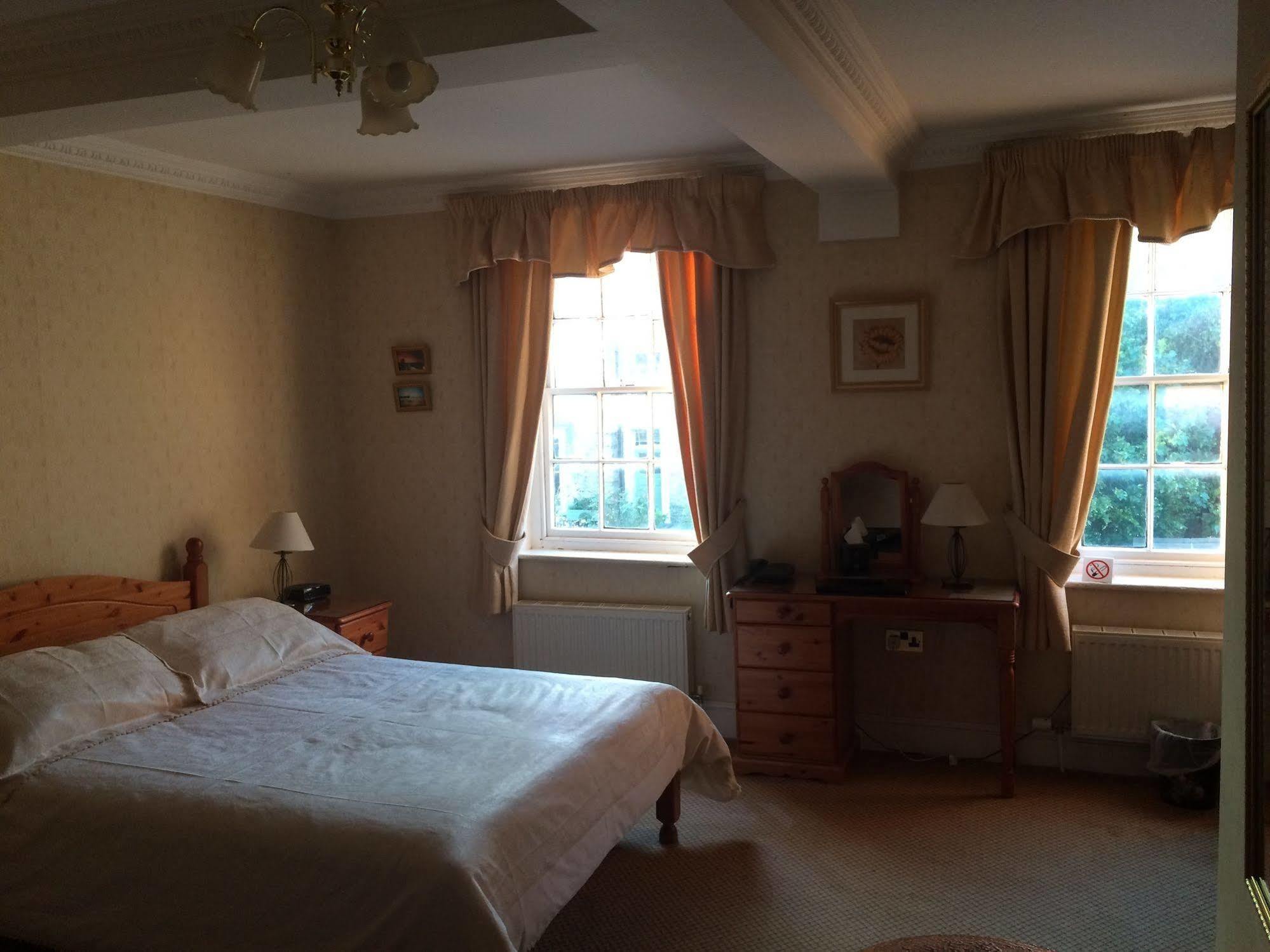 Half Moon Hotel Alford  Екстериор снимка