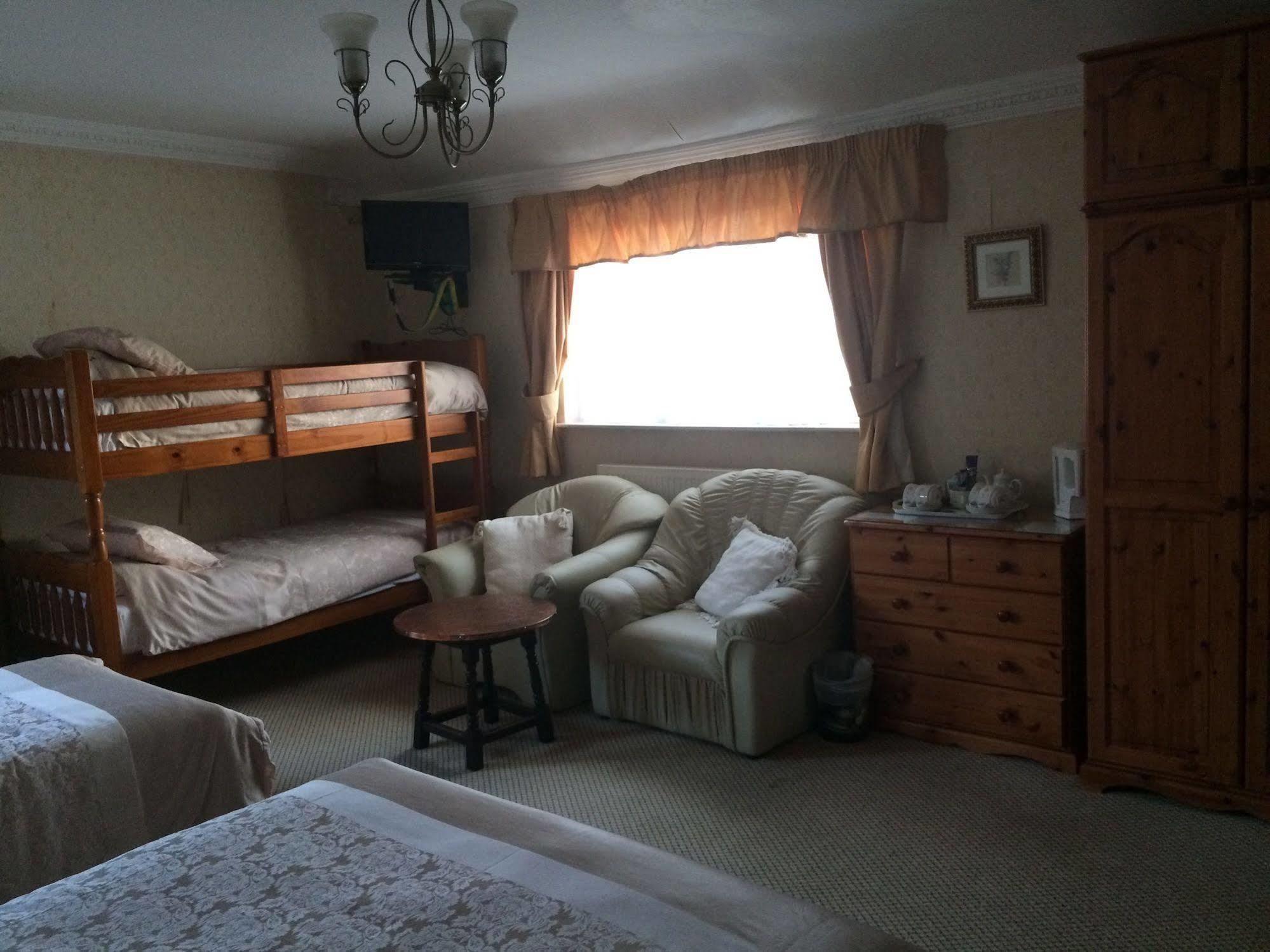 Half Moon Hotel Alford  Екстериор снимка