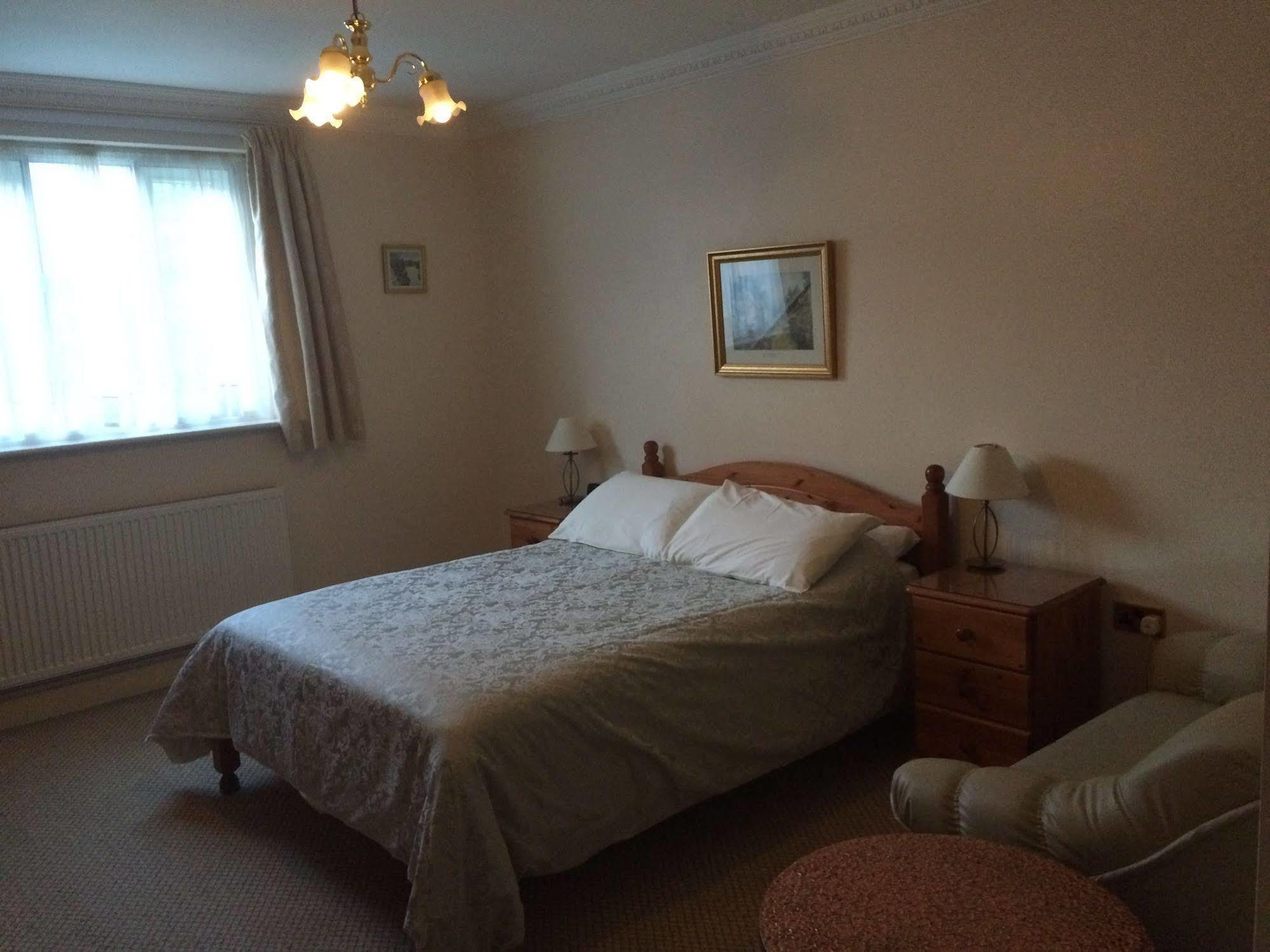 Half Moon Hotel Alford  Екстериор снимка