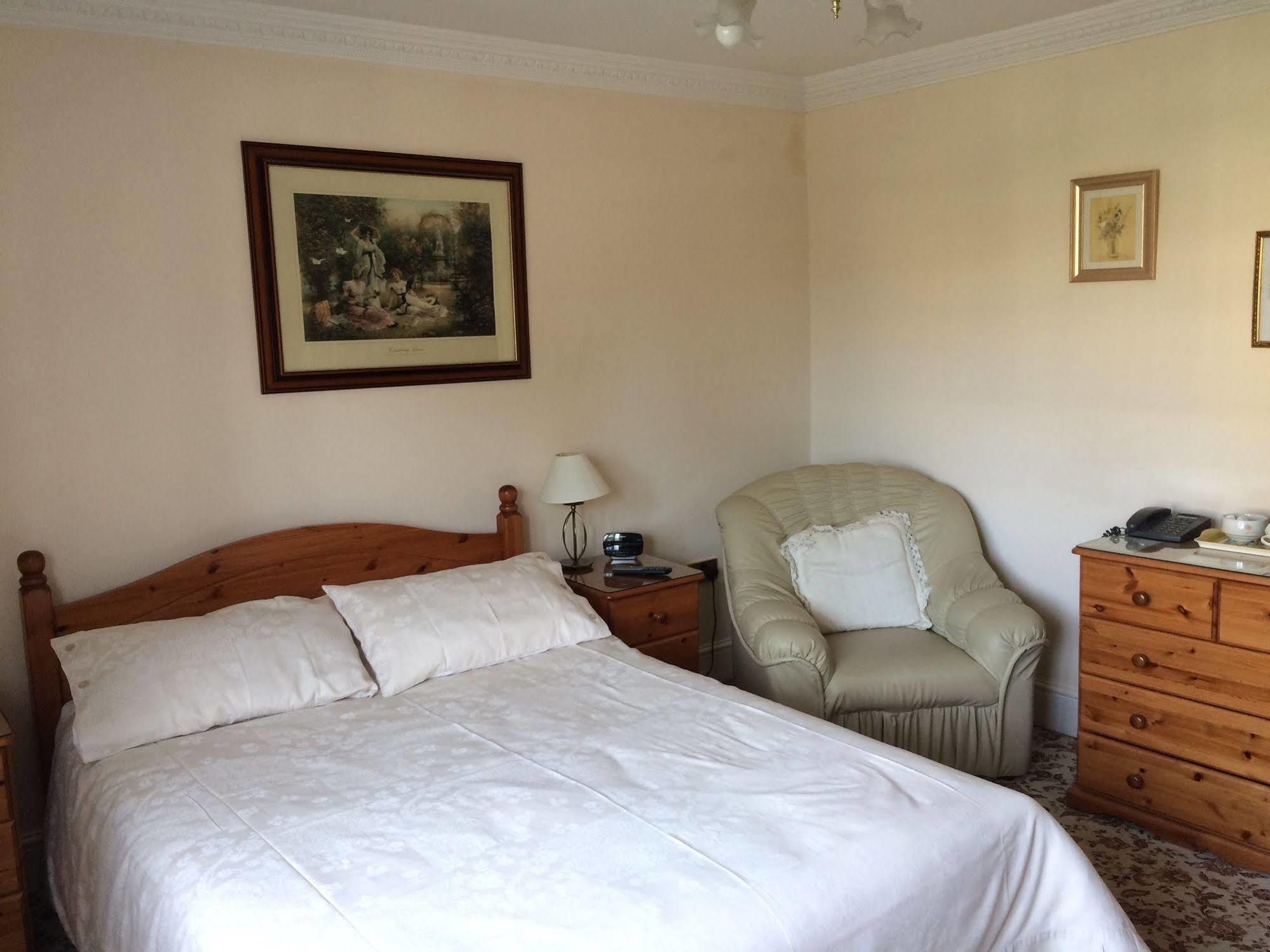 Half Moon Hotel Alford  Екстериор снимка