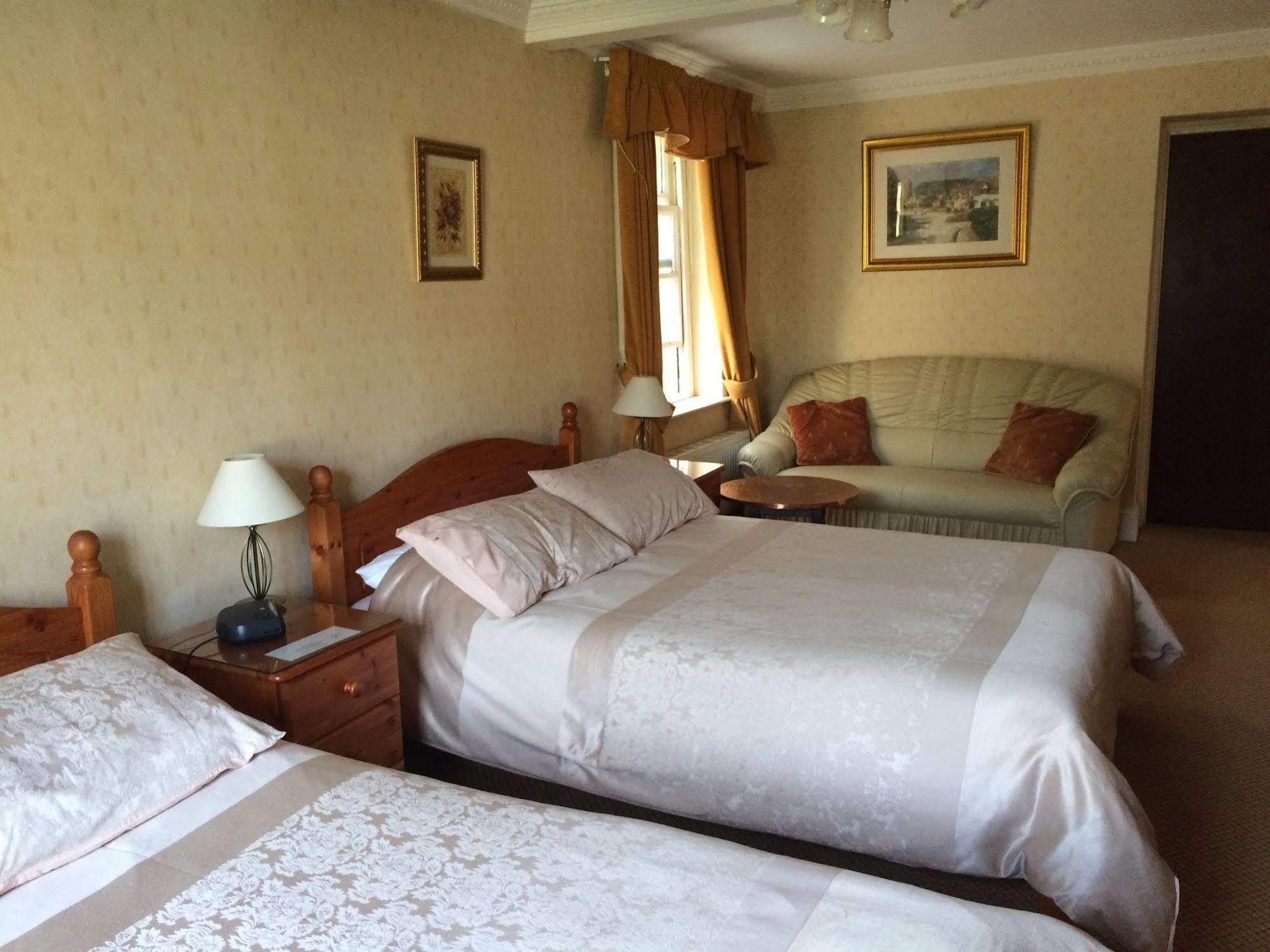 Half Moon Hotel Alford  Екстериор снимка