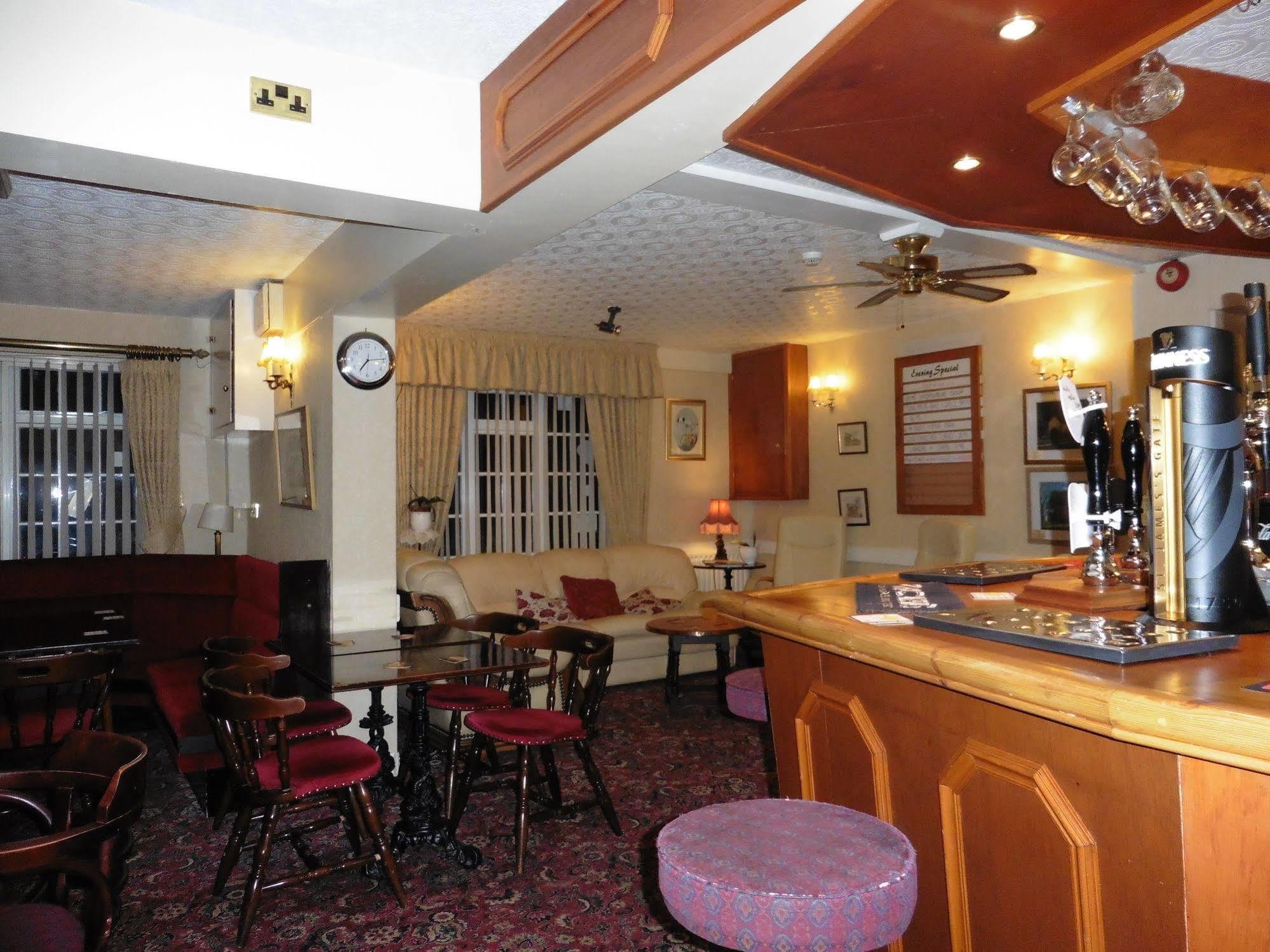 Half Moon Hotel Alford  Екстериор снимка
